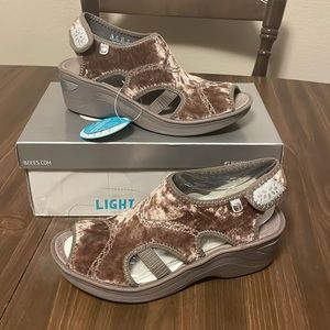 BZEES Cloud Sandals in Mauve Velvet Size 7.5